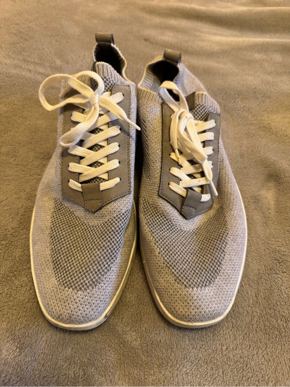 Men's Lightweight Knit Sneakers in Light Gray with White Laces